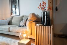 Die Tischlampe mit quadratischem Holzfuß aus Eiche QUADER von Raumgestalt erzeugt ein angenehm warmes Licht - Foto: Franziska Grund Raumgestalt QUADER - Tischlampe mit Glühbirne und quadratischer Holzfuß aus Eiche