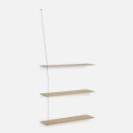 Extraboden für das Hängeregal in Eiche mit Messingaufhängung - STEDGE SHELF von WOUD