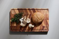 Hochwertiges Schneidebrett ARC CARVINGBOARD aus Akazie von Andersen Furniture mit eleganten Fischgrätenmuster Schneidebrett aus Akazie ARC CARVINGBOARD von Andersen Furniture