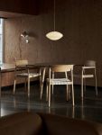 Der Esstisch SK3 von &tradition in einem modernen Esszimmer Setting Tisch rund 90 in Eiche geölt IN BETWEEN SK3 von &tradition