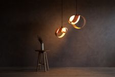 Tom Raffield - Verso Pendant ausgefallene Haengelampe in Eiche fuer stimmungsvolles Licht