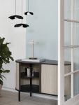 Modernes Wohnzimmer-Setting mit der Pendelleuchte FORGET ME NOT von UMAGE in Eiche, schwarz gebeizt UMAGE - FORGET ME NOT Medium Cluster Pendelleuchte als Blume in Eiche, schwarz gebeizt