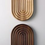 Erhältlich ist die ovale Holzschale STADIO 2 von shibui wahlweise in hellem Eschen- oder dunklem Walnussholz ovale Holzschalen im modernen Design - STADIO 2 von shibui