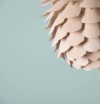 Arrangement feiner Holzplättchen aus Eichenholzfurnier der ZAPPY im Detail  Von Schneid - ZAPPY Pendelleuchte aus Holz in der Detailansicht