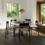 Den Holzstuhl BETTY TK1 von &tradition in schwarz lackierter Esche mit naturfarbenem Leinensitz kennzeichnet ein besonders spannender Kontrast &tradition - BETTY TK1 Holzstuhl mit gewebter Sitzfläche im Esszimmer