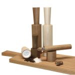 Muskatreibe aus Holz mit Gewürzmühlen der Serie ZUGETAN von Raumgestalt