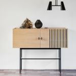 Auf 120 cm Breite bietet das Sideboard ARRAY von WOUD nicht nur praktischen Stauraum, sondern auch eine großzügige Bühne für individuelle Dekoarrangements WOUD - ARRAY Sideboard aus Holz in Eiche mit Metallgestell (120 cm breit)