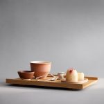 Das Serviertablett TRAY von MOEBE überzeugt nicht nur als praktischer Alltagshelfer, sondern setzt als Accessoire auch stilvolle Akzente MOEBE TRAY Holztablett aus Eiche