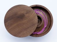 Runde Schmuckdose bOx mit Deckel von shibui aus lebendig gemasertem Walnussholz Schmuckdose mit Deckel aus Holz - bOx von shibui