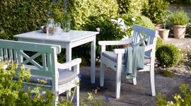 quadratischer Gartentisch DRACHMANN aus Teak oder weiß lackiertem FSC-Holz von Skagerak