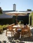 Einladende Outdoor-Sitzgruppe mit dem Gartentisch PLANK, Gartenstühlen PLANK und dem Sonnenschirm MESSINA von Skagerak by Fritz Hansen Skagerak PLANK CHIAR - Gartenmöbel aus Teakholz