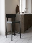 Der komfortable Tresenstuhl mit Lehne SOMA COUNTER CHAIR von WOUD fügt sich dank seines klaren Designs harmonisch in verschiedene Einrichtungsstile ein Tresenstuhl mit komfortabler Lehne SOMA COUNTER CHAIR von WOUD