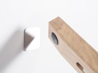 Detailaufnahme der Stahlplatte mit dem Magnet der Stehlampe VOLIGE Detail der Stahlplatte mit Magnet zur Arretierung der Stehlampe VOLIGE an der Wand