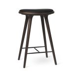 Barhocker mit Polster aus Leder in Buche dunkel gebeizt in 69 cm - HIGH STOOL von Mater