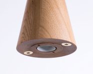 Nahaufnahme der Design Lampe EIKON BASIC von Schneid mit einer hochwertigen Holzfassung  Nahaufnahme der Fassung von unten - Lampe EIKON BASIC von Schneid