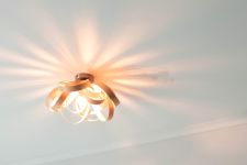 ausgefallene Deckenleuchte aus Holz - SKIPPER SMALL FLUSH CEILING LIGHT von Tom Raffield