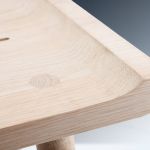 Die lebendige Maserung des Holzes ist auf der Oberfläche des Hockers SCALA von by Wirth deutlich sichtbar und unterstreicht seinen natürlichen Charakter by Wirth - SCALA STOOL dänischer Design Hocker aus Holz in Eiche