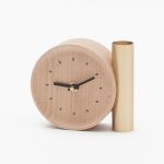 TIK TOK von Drugeot Manufacture - runde Tischuhr in Buche