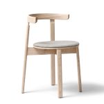 Stapelbarer Esszimmerstuhl LUNAR CHAIR FORM & REFINE in Eiche, weiß geölt mit grau gepolsterter Sitzfläche Form and Refine Lunar Chair Esszimmerstuhl grau gepolstert