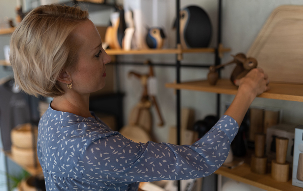 Franziska Weiland im Holz & Hygge am SHELVING SYSTEM von MOEBE