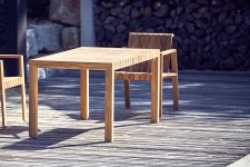Massiver Gartentisch MANTI aus Holz in Teak von Jan Kurtz als Mittelpunkt einer modernen Sitzgruppe auf der Terrasse massiver Gartentisch aus Holz Teak - MANTI von Jan Kurtz