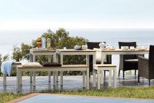 Sitzbank QUADRAT aus Aluminium und Holz von Jan Kurtz als stilvolle Ergänzung einladender Tischgruppen auf der Terrasse Sitzbank aus Aluminium und Holz für die Terrasse - QUADRAT von Jan Kurtz
