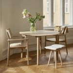 Modernes Esszimmer-Setting mit dem runden Esstisch HVEN, den gleichnamigen Stühlen HVEN und dem Hocker GEORG von Skagerak - HVEN von Skagerak - Esstisch rund 110 cm aus Holz im dänischen Design