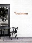 Vor dem Showroom von &tradition - der Designer Stuhl IN BETWEEN und der Tisch SK3 Holztisch rund in Eiche schwarz lackiert IN BETWEEN SK3 von &tradition