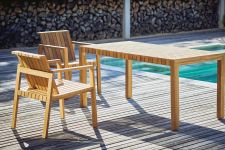 Komfortabler Gartensessel MANTI aus Teak mit Armlehne von Jan Kurtz komfortabler Gartensessel aus Teak mit Armlehne - MANTI von Jan Kurtz