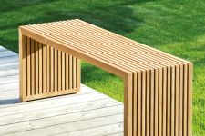Solide Gartenbank TIVOLI aus FSC-zertifiziertem Teakholz mit moderner Lamellenkonstruktion von Jan Kurtz Gartenbank im modernen Design ohne Lehne aus Teak - TIVOLI von Jan Kurtz