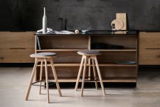 Eleganter Design Barhocker PAULINE aus Holz mit dunkelgrauem Sitzpolster von Brdr. Krüger - wahlweise 65 cm oder 75 cm hoch Design Barhocker mit Polster aus Holz - PAULINE BAR STOOL von Brdr. Krüger