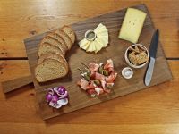 Aus geräucherter Eiche gefertigtes breites Brett mit Griff in 53,5 cm Länge und 34,3 cm Breite Großes Brett mit Griff von Raumgestalt