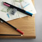 Detailansicht des Serviertabletts TRAY von MOEBE aus FSC-zertifiziertem Eichenholz Detailansicht vom Serviertablett aus Eiche TRAY von MOEBE