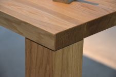 Detailaufnahme des Esstisches aus Eichenholz von Jan Kurtz - LEOS