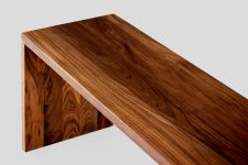 Die stilvolle Sitzbank MENA von vitamin design in Nussbaum geölt Sitzbank ohne Lehne in Nussbaum geölt MENA von vitamin design