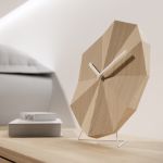 Seitenansicht der dekorativen Designer Tischuhr DELTA CLOCK von LAWA DESIGN auf dem Nachttisch Tischuhr aus Holz mit Metallgestell - DELTA CLOCK von LAWA DESIGN