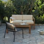 Ob im Garten oder auf der Terrasse: das Outdoor Sofa VIRKELYST von Skagerak bietet die ideale Grundlage, um im Freien stilvoll zu entspannen Skagerak - VIRKELYST 2-SEATER Outdoor Sofa 2-Sitzer aus Holz in Teak
