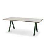 Gartentisch aus Holz und Stahl in Hunter Green - OVERLAP TABLE von Skagerak