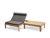 Klappbare Teak Sonnenliege RIVIERA LOUNGE von Skagerak mit passender Auflage in Dunkelgrau Teak Sonnenliege und Klappliege mit Auflage in Charcoal Dunkelgrau - RIVIERA LOUNGE von Skagerak