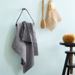 Reduziertes dänisches Design für das Badezimmer mit dem Handtuchhalter TOWEL HANGER von by Wirth TOWEL HANGER von by Wirth - Handtuchhalter für die Wand aus Holz und Leder