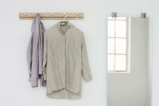 Moderne Hakenleiste aus Holz - CUTTER RACK von Skagerak Hakenleiste aus Holz Garderobe - CUTTER COAT RACK von Skagerak