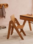 Der stabile Holz Kinderstuhl LILLY'S CHAIR bietet Kindern eine angenehme Sitzmöglichkeit am passenden Schreibtisch GEO'S TABLE von We Do Wood Stabiler Kinderstuhl aus Holz LILLY'S CHAIR von We Do Wood