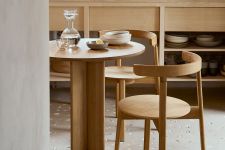 Modernes Küchensetting mit dem Esszimmerstuhl LUNAR CHAIR im dänischen Design von FORM & REFINE Esszimmerstuhl aus Holz in Eiche Lunar Chair von Form and Refine