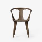 Stilvoller Armlehnstuhl IN BETWEEN SK1 von &tradition in Eiche geräuchert geölt Esszimmerstühle mit Armlehnen in Eiche geräuchert IN BETWEEN SK1 von &tradition