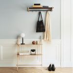 Zweiteiliges Garderobenset aus Eiche von Roon & Rahn: die Wandgarderobe MOODRACK ergänzt das schmale Leiterregal REPÓ KONSOLBORD MOODRACK & REPÓ KONSOLBORD von Roon & Rahn - Designer Garderobenset aus Eiche