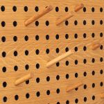 Detail Design Wandgarderobe aus Holz in Eiche - SCOREBOARD von We Do Wood