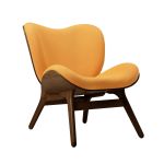 Lounge Sessel in Eiche dunkel mit Tangerine Bezug - A CONVERSATION PIECE LOW LOUNGE CHAIR von UMAGE