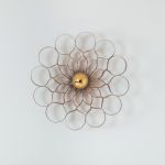 Moderne Wandleuchte ARAME aus Walnussholzfurnier von Tom Raffield Wandleuchte aus Walnuss von Tom Raffield - ARAME