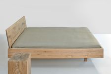 Das Bett QUADRA von vitamin design in Eiche weiß gekalkt, zusammen mit dem Hocker KLOTZ als Nachttisch  Bett Holz in Eiche weiß gekalkt QUADRA von vitamin design