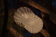 Die große Hängeleuchte CLOUD aus Holz von David Trubridge sorgt für stimmungsvolle Lichtmomente David Trubridge - große Hängeleuchte aus Holz CLOUD